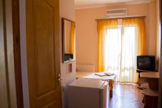 Гостевой дом Абсолют Евпатория Двухместный номер эконом-класса с 2 отдельными кроватями-3